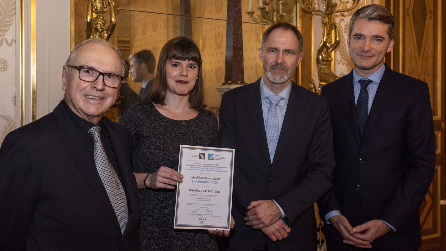 Preisträgerin Ann-Kathrin Matzke mit Jean-Michel Fauve, Association Réalités et Relations Internationales, Prof. Dr. Olivier Mentz, Präsident der DFH, und Prof. Dr. Philippe Gréciano, Vizepräsident der DFH. Preisträgerin Ann-Kathrin Matzke mit Jean-Michel Fauve, Association Réalités et Relations Internationales, Prof. Dr. Olivier Mentz, Präsident der DFH, und Prof. Dr. Philippe Gréciano, Vizepräsident der DFH.
