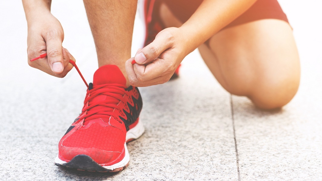 Laufschuhe schnüren: Vom 07. bis 09. Juni 2023 starten die Läuferinnen und Läufer der HWR Berlin beim 22. Staffellauf der Berliner Wasserbetriebe. Foto: © Rattankun Thongbun/Getty Images/iStockphoto