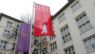 Zwei Fahnenmasten am Campus Schöneberg der HWR Berlin mit der Berliner Anti-Gewalt-Flagge und der roten Flagge der HWR Berlin. Foto: Sylke Schumann, HWR Berlin
