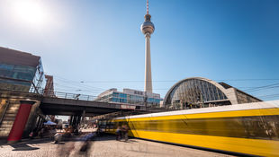 Klimafreundlich zum Campus: Umsteigen auf den öffentlichen Nahverkehr oder das Fahrrad. Foto: © querbeet/ iStock/ Getty Images Plus