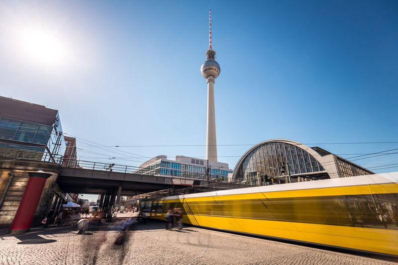 Klimafreundlich zum Campus: Umsteigen auf den öffentlichen Nahverkehr oder das Fahrrad. Foto: © querbeet/ iStock/ Getty Images Plus