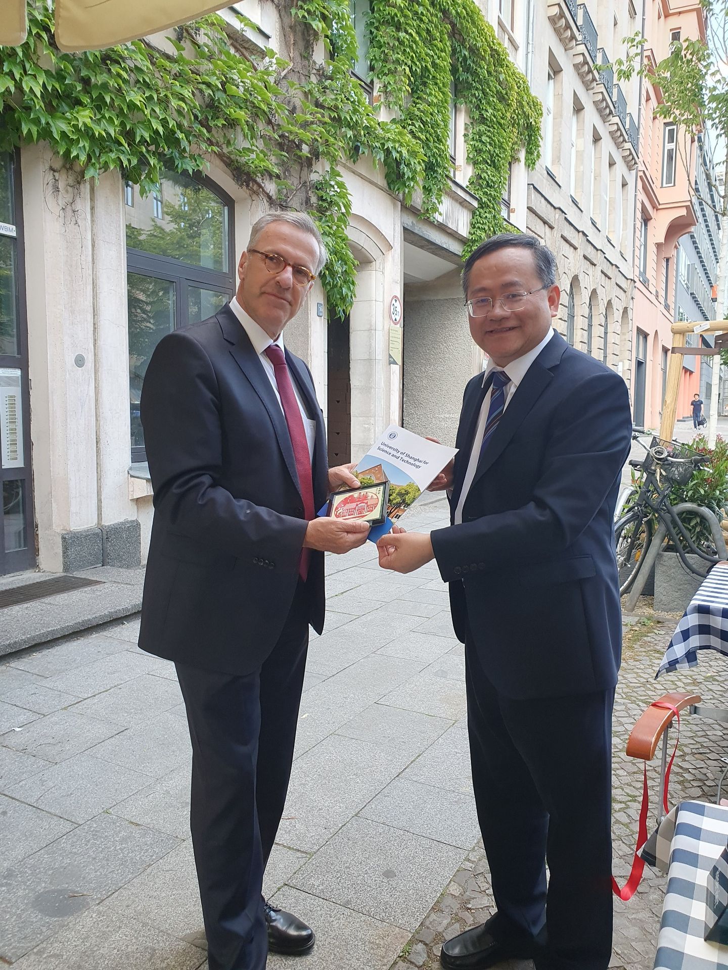 Prof. Dr. Jens Hermsdorf (HWR Berlin) und Prof. ZHU (University of Shanghai for Science and Technology- USST) 
