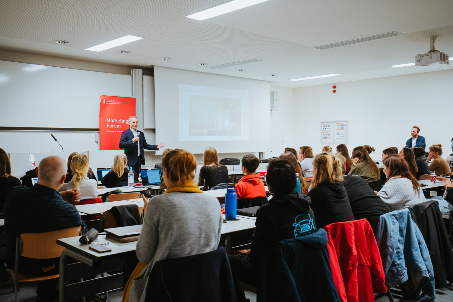 26. Marketing-Forum am 15. Januar 2020: BVG-Marketingleiter Frank Büch diskutiert mit Studierenden die Imagekampagne "Weil wir dich lieben". 