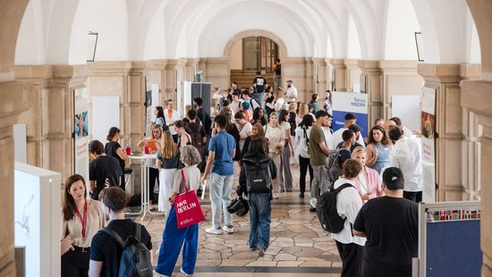 Menschen und Informationsstände im Foyer der HWR Berlin, Career Day