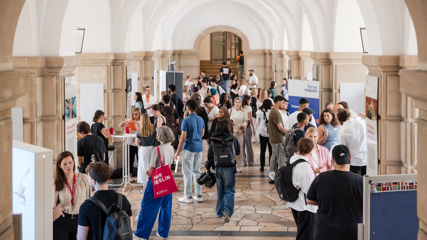 Menschen und Informationsstände im Foyer der HWR Berlin, Career Day