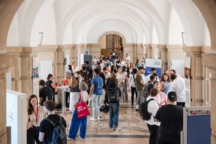 Menschen und Informationsstände im Foyer der HWR Berlin, Career Day