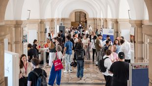 Menschen und Informationsstände im Foyer der HWR Berlin, Career Day