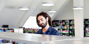 Student ist in der Bibliothek.