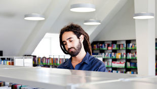 Student ist in der Bibliothek.