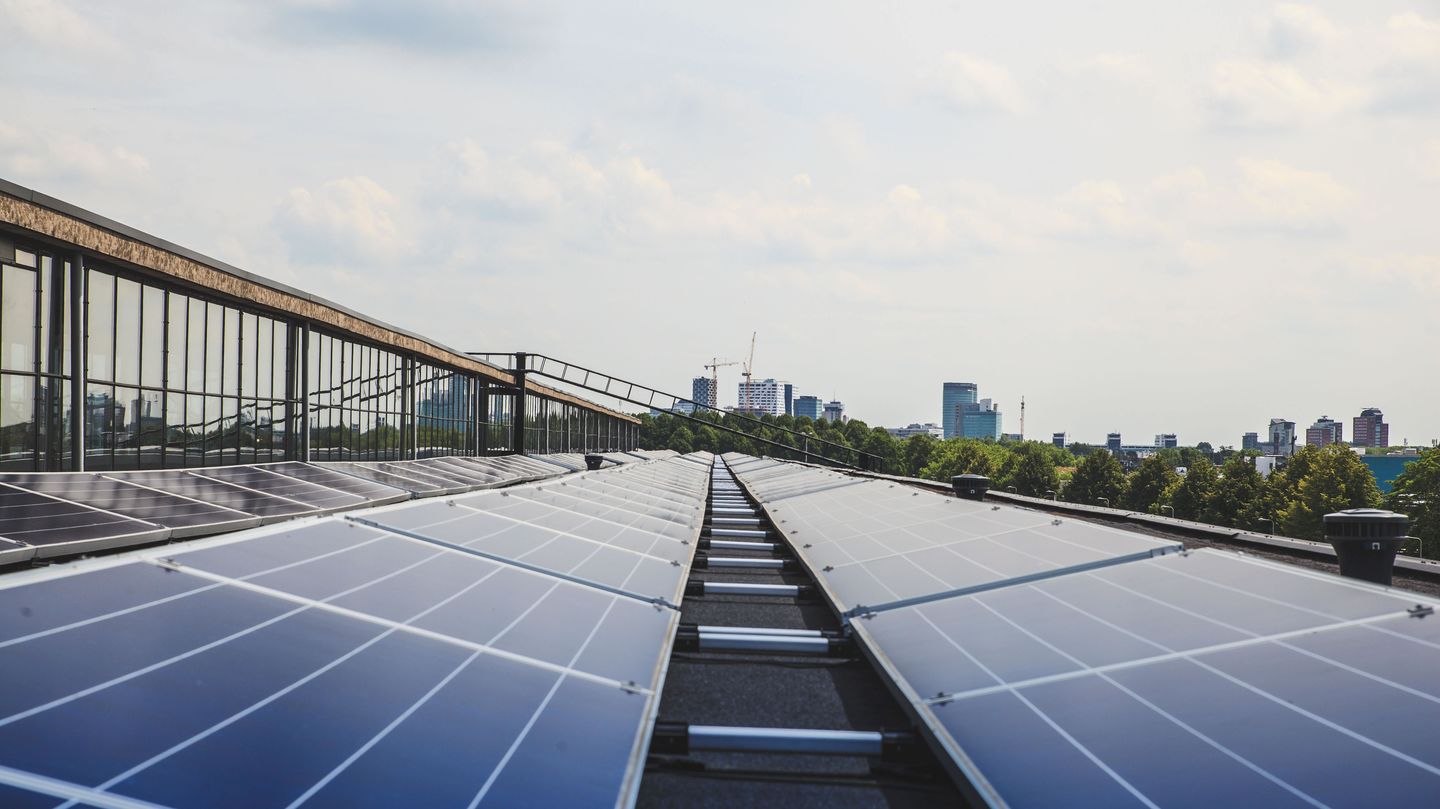 Solarpanels auf einem Dach.