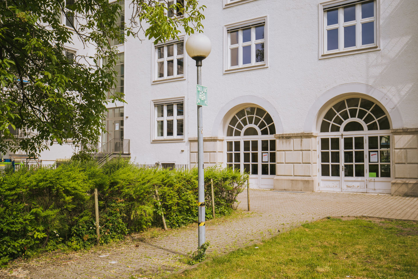 Studium am Campus Schöneberg der HWR Berlin: Rückwärtiger Ein- und Ausgang Haus B. Foto: Oana Popa-Costea