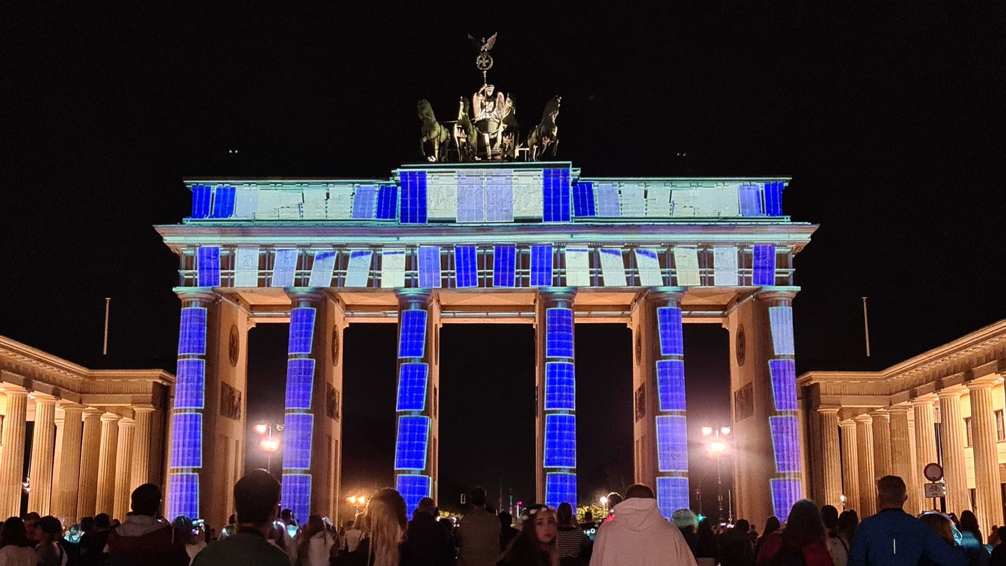 In blau erleuchtetes Brandenburger Tor.