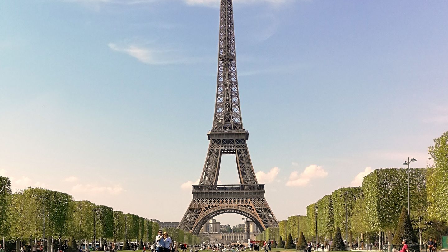 Pariser Eiffelturm an einem sonnigen Tag.