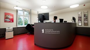 Tresen mit Beschriftung auf rotem Fußboden