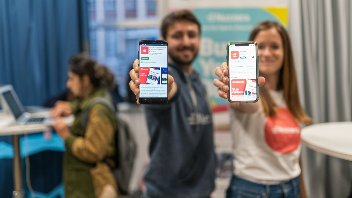 Am 27. Januar 2022 stellen Gründungsteams des Startup Incubator Berlin beim Digital UX-Testing ihre neuen Produkte, Businessideen und Anwendungen vor. Foto: SIB / HWR Berlin UX-Testing: Zwei Gründer*innen des Startup Incubator halten lächelnd ihre Smartphones mit den neu entwickelten Apps in die Kamera. Foto: SIB / HWR Berlin