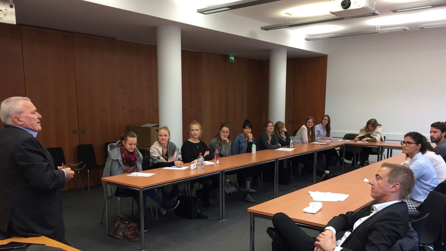 Studierende der HWR Berlin diskutieren mit dem Bundestagsabgeordneten Dr. Thomas Sattelberger