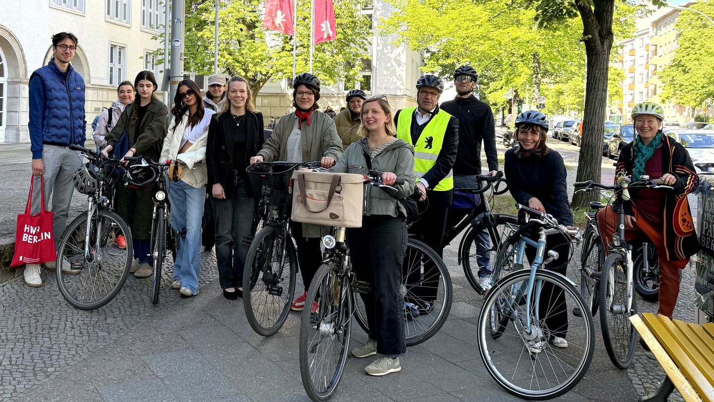 Menschen von der HWR Berlin mit Fahrrädern