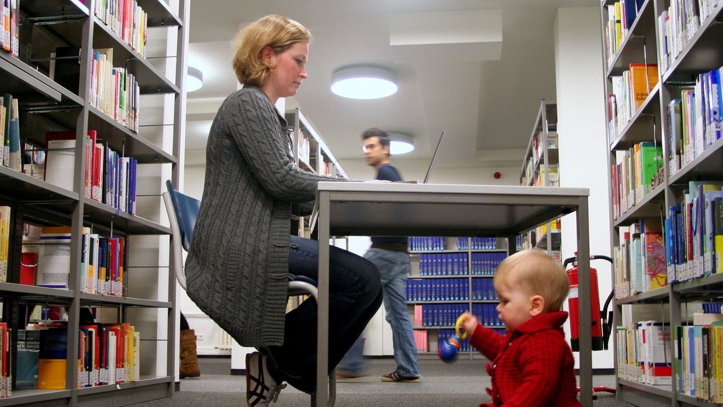Fotos: Christian Kretke Für die Gewährleistung der Vereinbarkeit von Familie, Beruf und Studium erhält die HWR Berlin auf weitere drei Jahre das Qualitätssiegel „audit familiengerechte hochschule“.