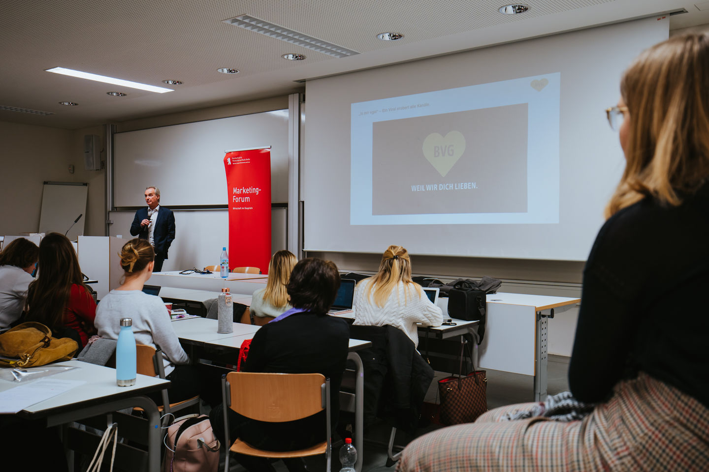 26. Marketing-Forum am 15. Januar 2020: BVG-Marketingleiter Frank Büch diskutiert mit Studierenden die Imagekampagne "Weil wir dich lieben". 