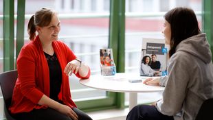 Zwei Frauen im Gespräch 