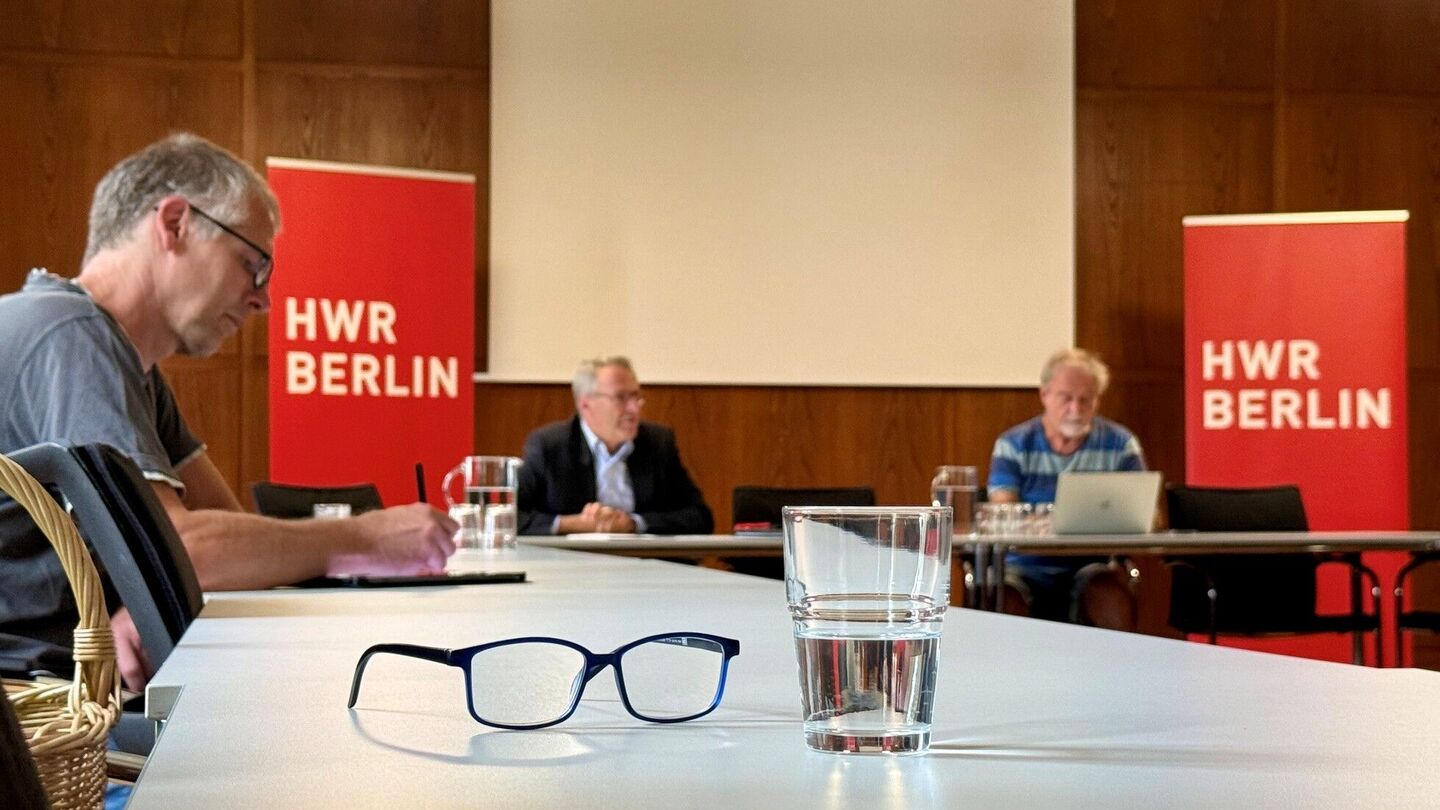 Vertreter*innen der rund 800 Lehrbeauftragten der HWR Berlin im Austausch mit Präsident Prof. Dr. Jens Hermsdorf.