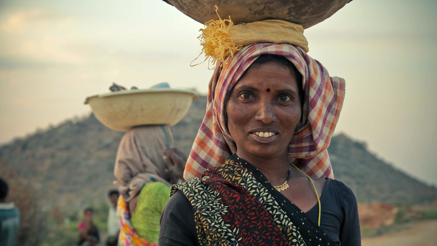 Mikrofinanzierung und Selbsthilfegruppen geben Frauen in Indien die Möglichkeit, sich ökonomisch und sozial zu empowern. Politeia-Preisträgerin Denise Verch von der HWR Berlin zeigt in ihrer Bachelorarbeit Chancen und Risiken auf.   Foto: Ron Hansen via unsplash