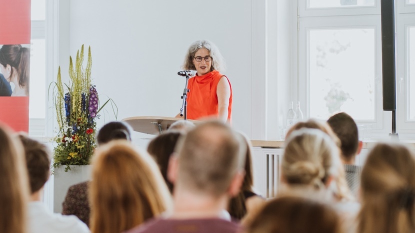Prof. Dr. Susanne Meyer begrüßt die HWR Talente 2019. Foto: Oana Popa-Costea Prof. Dr. Susanne Meyer begrüßt die HWR Talente 2019. Foto: Oana Popa-Costea