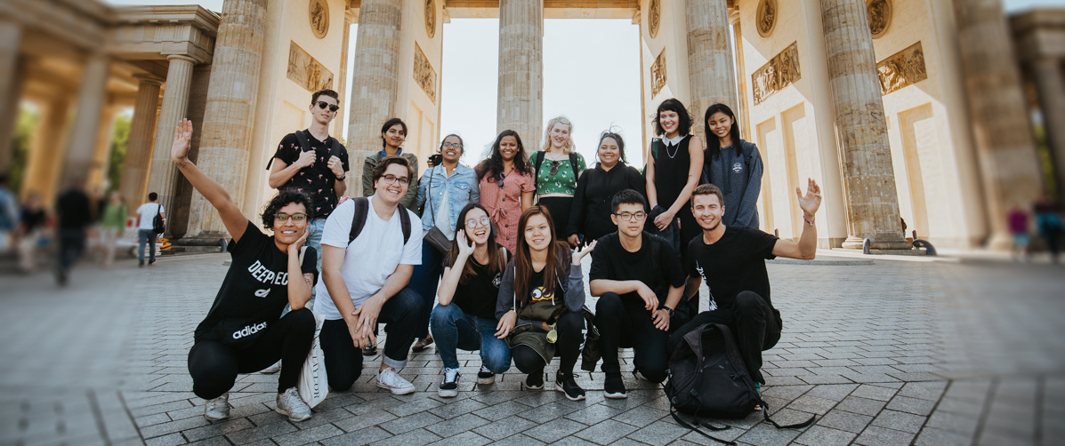 Gruppenfoto: Die Teilnehmenden der Summer School 2020 an der HWR Berlin posieren vor dem Brandenburger Tor. Foto: Oana Popa-Costea