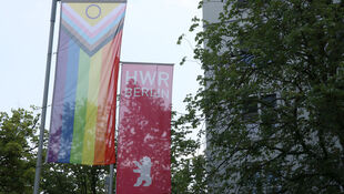Pride Flag und rote Fahne der HWR Berlin