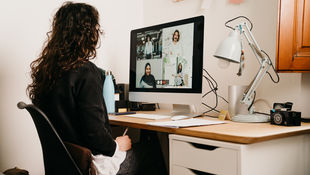 [Translate to English:] Virtual Global Classroom: Studierende nimmt zu Hause am Schreibtisch vor dem PC an einem virtuellen Workshop teil. Foto: © FilippoBacci/ E+/ Getty Images