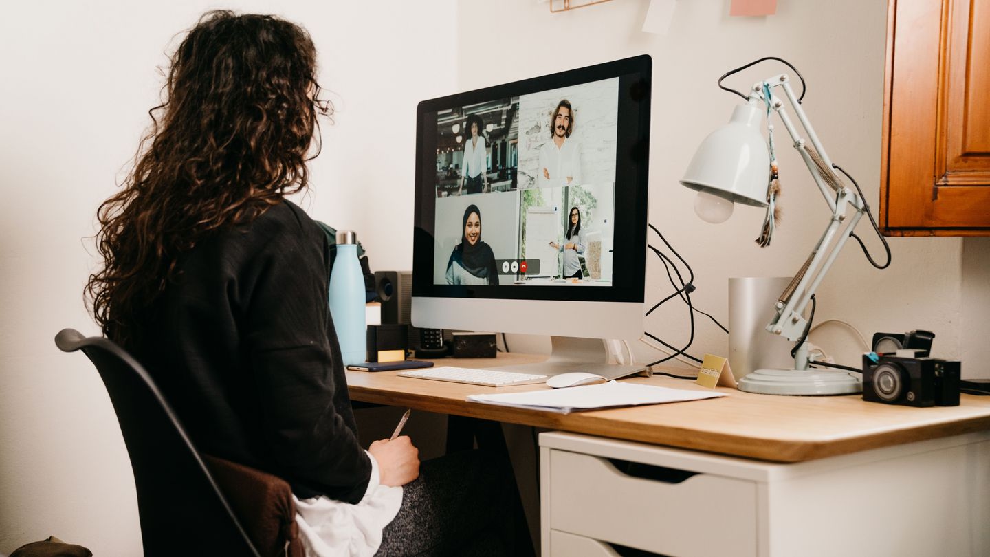 Virtual Global Classroom: A student takes part in a virtual workshop at home at her desk in front of the PC. Photo: © FilippoBacci/ E+/ Getty Images