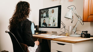 Virtual Global Classroom: Studierende nimmt zu Hause am Schreibtisch vor dem PC an einem virtuellen Workshop teil. Foto: © FilippoBacci/ E+/ Getty Images