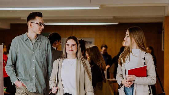 Drei Studierende am Campus Lichtenberg der HWR Berlin, die sich unterhalten. 