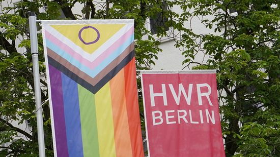 Pride Flagge und HWR Berlin Flagge nebeneinander 
