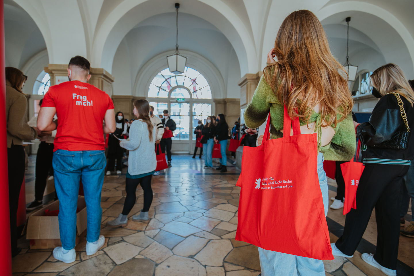Summer semester 2022: Tour of the Schöneberg campus of the HWR Berlin for the opening of the semester. Photo: Oana Popa-Costea Summer semester 2022: Tour of the Schöneberg campus of the HWR Berlin for the opening of the semester. Photo: Oana Popa-Costea