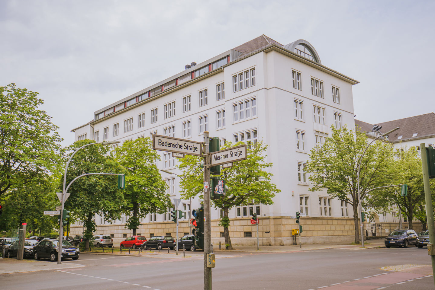 Studying at the Schöneberg Campus of the HWR Berlin: View of house B from the crossing Badensche Straße / Meraner Straße. Photo: Oana Popa-Costea