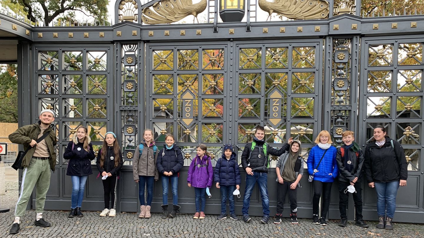 Gruppe von Kindern vor dem Löwentor des Berliner Zoos.