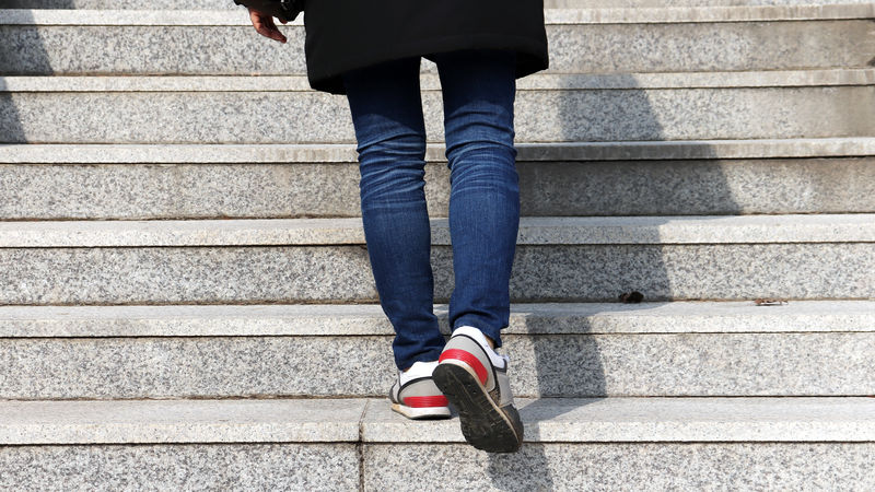 Gesund und umweltschonend: Treppensteigen trainiert unter anderem Ihr Herz-Kreislaufsystem, Ihre Bein- und Gesäßmuskulatur und beugt Bluthochdruck vor. Foto: © hyejin kang/ iStock / Getty Images Plus