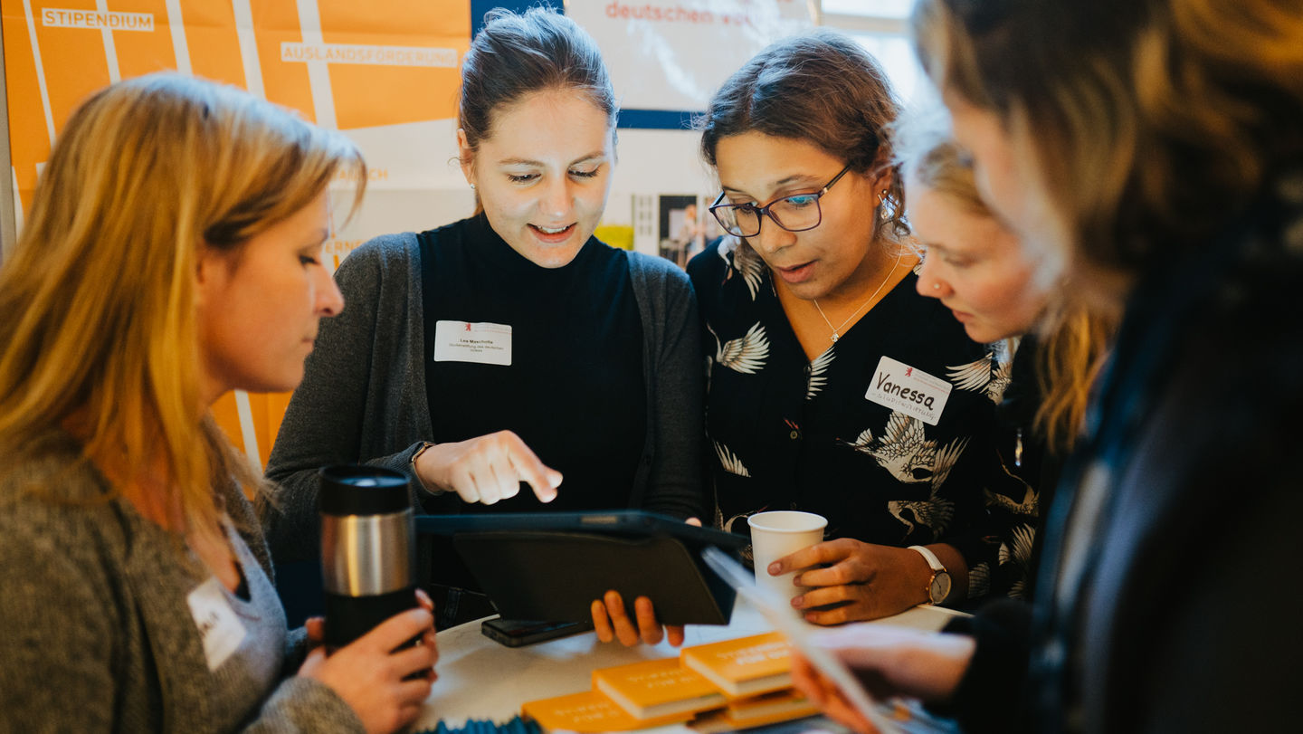 »Mehr als nur Geld« an der HWR Berlin: Studierende informieren sich an einem Messestand zum Thema Stipendium.