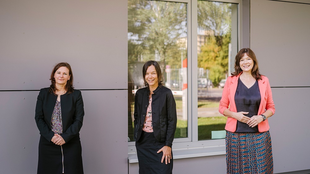 Das Inkoeps-Projektteam steht vor einem Fenster. Von links: Prof. Dr. Sabrina Schönrock, Anne Voigt und Mechthild Bonnen. Foto: Alexander Rentsch