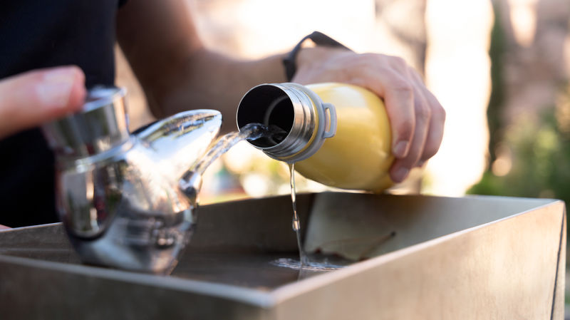 Wenn Sie Leitungswasser statt Mineralwasser aus Flaschen trinken, sparen Sie 507,35 Euro im Jahr. Foto: © VVargas/ iStock/ Getty Images Plus