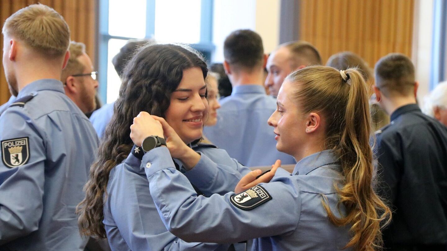 https://www.hwr-berlin.de/fileadmin/portal/Bilder/Presse/Pressemitteilungen/2026/2026-04-graduierung-polizei.jpg