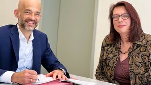 Hochschulpräsident Prof. Dr. Andreas Zaby unterzeichnet die Zielvereinbarung für das Audit familiengerechte Hochschule. Foto: Astrid Theiler, HWR Berlin 