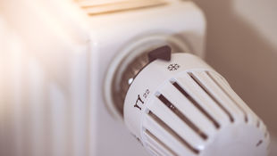 Weniger heizen und im Winter den Thermostat der Heizung runterdrehen. Foto: © Patrick Daxenbichler/ iStock/ Getty Images Plus