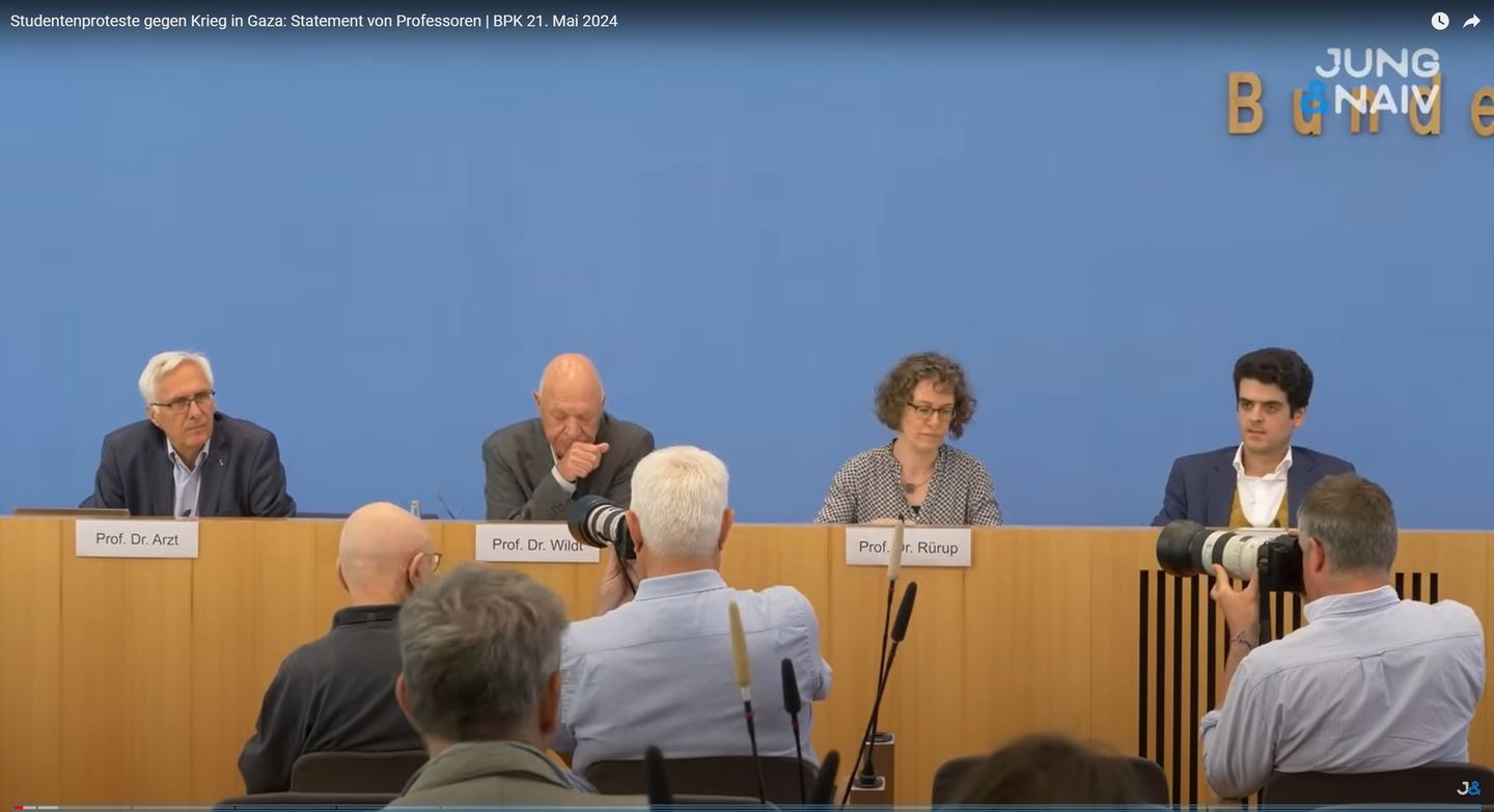 Clemens Arzt, Michael Wildt, Miriam Rürup und Michael Barenboim (v.l.n.r.) Teilnehmer*innen der Pressekonferenz vom 21.5.2024