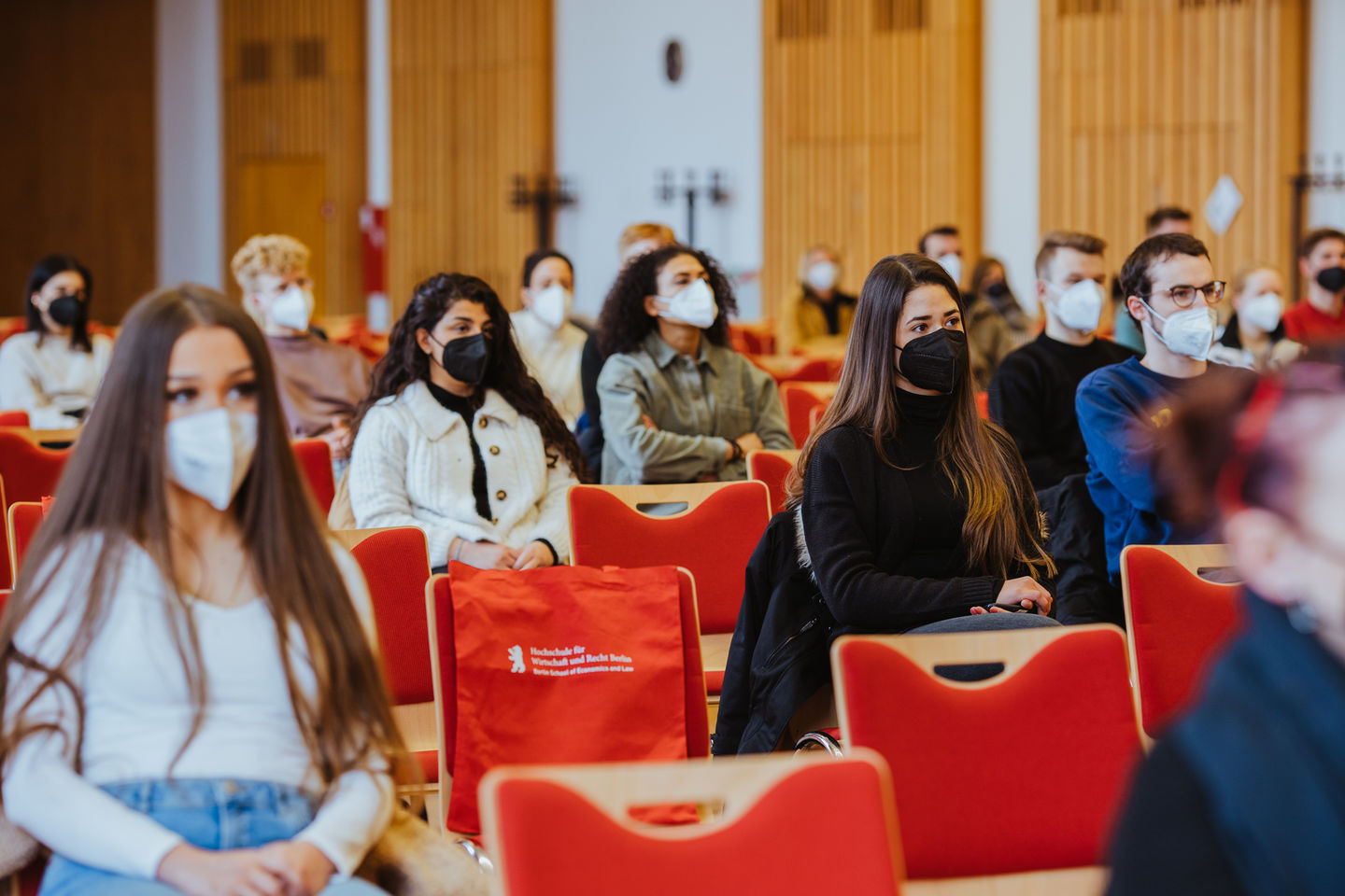 April 2022: Semester opening at the Audimax on the Lichtenberg campus of the HWR Berlin. Photo: Oana Popa-Costea April 2022: Semester opening at the Audimax on the Lichtenberg campus of the HWR Berlin. Photo: Oana Popa-Costea