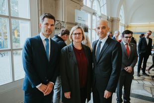 Staatssekretär Steffen Krach, Bezirksbürgermeistern Angelika Schöttler und Hochschulpräsident Prof. Dr. Andreas Zaby bei der Enthüllung der Gedenktafel an der HWR Berlin