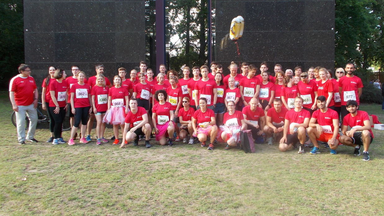 Gruppenbild: 27 HWR-Teams beim Staffellauf der Berliner Wasserbetriebe 2019