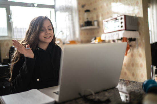 Beim Girls’ Day 2021 an der HWR Berlin lernten Schülerinnen Berufe aus den Bereichen Mathematik, Informatik, Naturwissenschaften und Technik (MINT) kennen. Foto: © FG Trade/E+/Getty Images