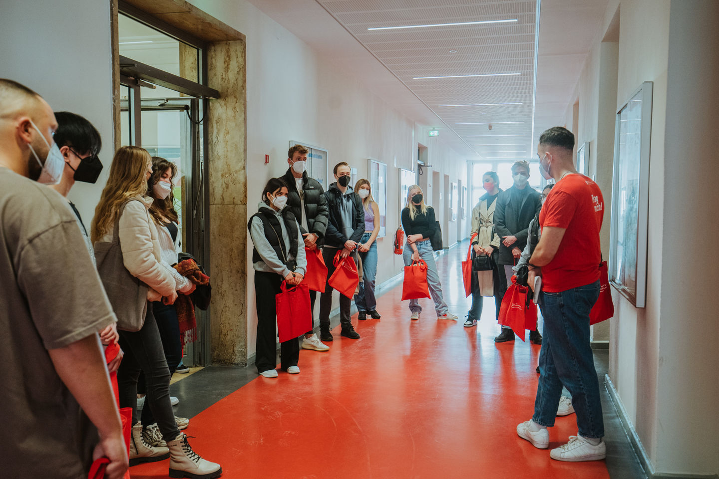 Summer semester 2022: Tour of the Schöneberg campus of the HWR Berlin for the opening of the semester. Photo: Oana Popa-Costea Summer semester 2022: Tour of the Schöneberg campus of the HWR Berlin for the opening of the semester. Photo: Oana Popa-Costea